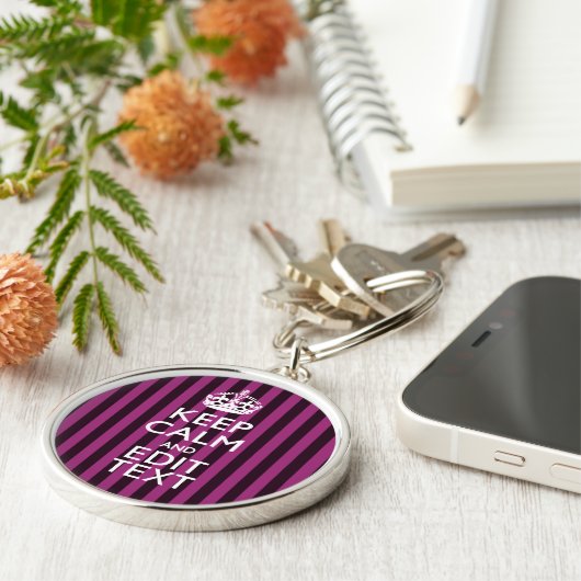 Aangepaste KEEP CALM Jouw tekst Fuchsia Stripes Sleutelhanger (Zijkant)
