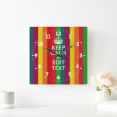 Aangepaste 'Keep Calm Jouw tekst'-regenboogstrips Vierkante Klok (Huis)