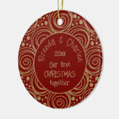 Aangepaste kerst gouden krullen op rode patroon - keramisch ornament (Links)