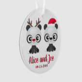 Aangepaste kerstdatum en namen met grappige Pandas Ornament (voorkant)