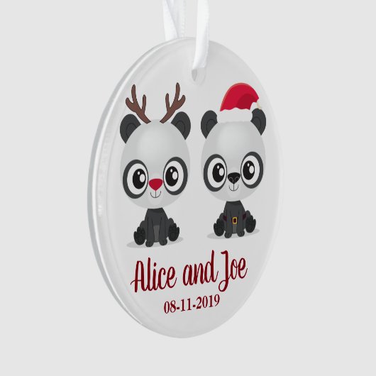 Aangepaste kerstdatum en namen met grappige Pandas Ornament (voorkant)