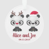 Aangepaste kerstdatum en namen met grappige Pandas Ornament (achterkant)