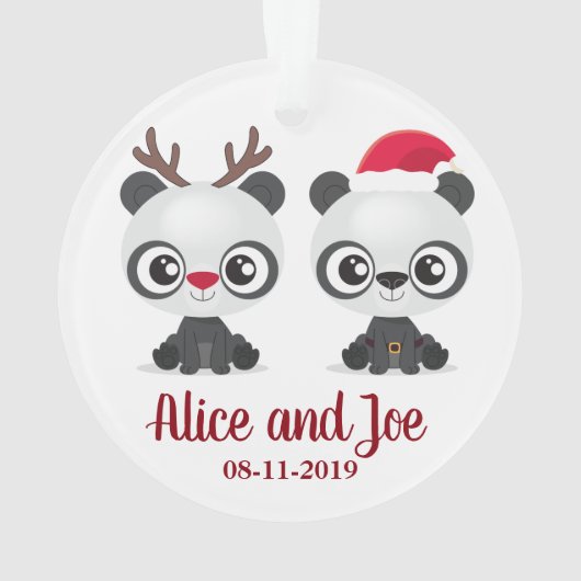 Aangepaste kerstdatum en namen met grappige Pandas Ornament (achterkant)