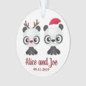 Aangepaste kerstdatum en namen met grappige Pandas Ornament (voorkant)