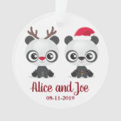 Aangepaste kerstdatum en namen met grappige Pandas Ornament (voorkant)