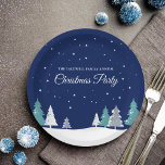 Aangepaste kerstfeest winterbomen blauw papieren bordje<br><div class="desc">Mooie middernachtblauwe lucht met kerstspar bomen versieren dit ,  op maat gemaakte kerstfeestpapieren bord voor een familiediner. Sneeuwlijnen het mooie bos en witte sneeuwvlokken strompelen neer in de nachtelijke lucht. Personaliseer dit  decor voor een vakantiebijeenkomst.</div>