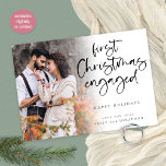 Aangepaste kerstfoto voor eerste kerstmis  feestdagenkaart<br><div class="desc">Eerste Kerstmis, aangepaste foto. Leuk je eerste kerstfeest te vieren na je verloving. Een playful vastgesteld manuscript voor de kopbaltekst en gemakkelijk om met uw groet en namen te personaliseren. Vervang de steekproeffoto met uw. Een laag van de gradiëntbekleding is bovenop uw foto zodat verdwijnt het uit aangezien het het...</div>