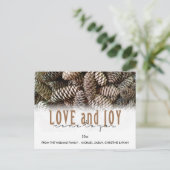 Aangepaste Kerstliefde en -vreugde Denneappel Feestdagenkaart (Staand voorkant)