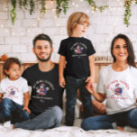 Aangepaste Kerstmis Familie Strand Vakantie Matchi T-shirt<br><div class="desc">Verhoog uw vakantie-ontsnapping met onze Custom Christmas Family Beach Vacation Matching T-shirts! Ideaal voor familieuitjes, deze shirten kunnen worden aangepast met uw familienaam, strandbestemming en het jaar. Of je nu in Hawaï viert of in een ander tropisch paradijs, deze bijpassende shirten zullen je strandescapades een feestelijk tintje geven. Omarm de...</div>