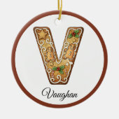 Aangepaste Kerstmis Gingerbread Letter V Monogram Keramisch Ornament (Voorkant)