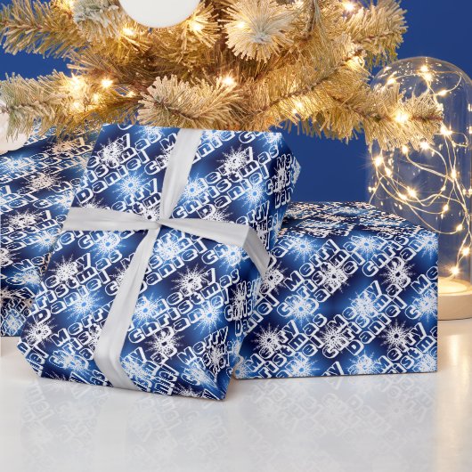Aangepaste kerstnaam Snowflakes Blue Cadeaupapier (Feestdagen)