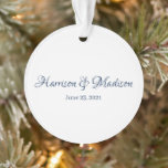 Aangepaste kerstnaam zeehond ornament<br><div class="desc">Gepersonaliseerde Custom Couple Naam en Datum Bruiloft of Kerstmis Ornament. Elegant,  klassiek,  minimalistisch design. Marineblauw en wit</div>