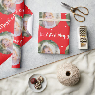 Aangepaste kersttekst en één cirkel foto rood cadeaupapier