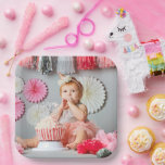 Aangepaste Kids Verjaardag Foto Papieren Bordje<br><div class="desc">Voeg de foto van uw kind toe aan creëer,  de perfecte gepersonaliseerde papieren borden voor uw verjaardagsfeestdecor. Gebruik de ontwerpgereedschappen om tekst of extra foto's toe te voegen aan uw eigen unieke,  unieke ontwerp creëer.</div>