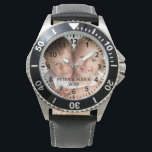 Aangepaste kinder fotonamen jaarvader horloge<br><div class="desc">Voeg je eigen favoriete foto toe van je familie,  kinderen,  vrouw,  kinderen,  vrienden of huisdier. Zwarte cijfers met minuten. Personaliseer en voeg hun namen en jaar toe,  zwarte letters. Perfect voor je vader op vaderdag,  of als een verjaardags- of kerstcadeau.</div>