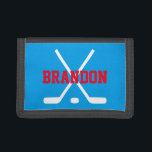 Aangepaste kinder portemonnee met ijshockeysticks<br><div class="desc">Gepersonaliseerde kinder portemonnee met ijshockeysticks en puck. Cute Birthday of kerstcadeauidee voor kleine jongens en meisjes. Personaliseerbare met naam of monogram letter van uw kind. Maak er een voor je zoon,  kleinzoon,  neefje enz.  kleur.</div>