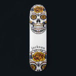 Aangepaste klaag geïllustreerd Skull Skateboard<br><div class="desc">Koel geïllustreerd skateboard van de suikerschedel met rozen gepersonaliseerd met jouw naam. Een vet in je gezicht voor instappen.</div>