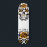 Aangepaste klaag geïllustreerd Skull Skateboard<br><div class="desc">Koel geïllustreerd skateboard van de suikerschedel met rozen gepersonaliseerd met jouw naam. Een vet in je gezicht voor instappen.</div>