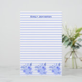 Aangepaste kledingbenodigdheden met blauwe Floral Briefpapier (Staand voorkant)