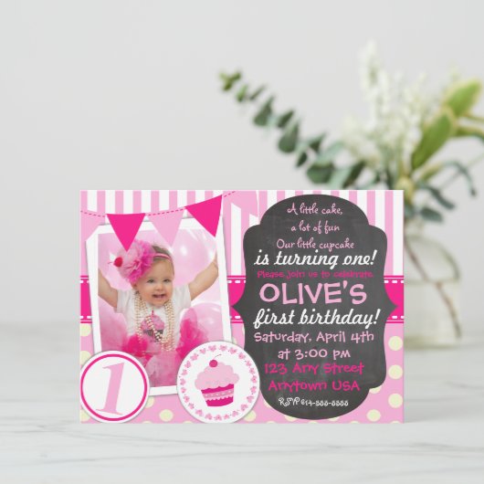 Aangepaste kleine cupcake 1e uitnodiging voor gebo (Staand voorkant)