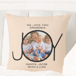 aangepaste kleinkinderen namen foto oma kussen<br><div class="desc">Dit eenvoudige en stijlvolle foto gooi kussen voor je oma is versierd met het woord JOY en zegt "We Love You Grandma" op een crème achtergrond. Gemakkelijk aan te passen met uw foto en kleinkinderen namen. Maakt een perfect aandenken cadeau voor oma.</div>