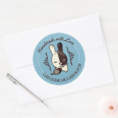 Aangepaste kleur knipoog konijntje gehaakte haak b ronde sticker (Envelop)