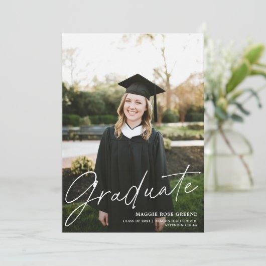 Aangepaste kleur Modern Script White Afstuderen Fo Aankondiging (Staand voorkant)