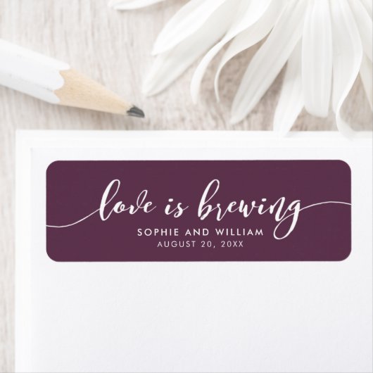 Aangepaste Kleur Relax Script Love is Brewing Trou Etiket (Insitu)