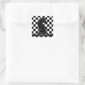 Aangepaste kleur & tekst Chessboard Black Knight C Vierkante Sticker (Tas)