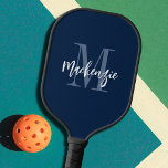 Aangepaste kleur voor moderne monogram-beheernaam pickleball paddle<br><div class="desc">Moderne gepersonaliseerde pickleball paddle in aangepaste kleur met een monogram en naam weergegeven in een bewerkbare handgeschreven scriptnaam in veranderlijk blauw en wit voor de pickler of pickleball liefhebber. KLEURWIJZIGINGEN: Wijzig de tekst- of achtergrondkleuren of voeg een gestileerde grafische achtergrond toe in BEWERKEN om uw eigen aangepaste ontwerp te creëer....</div>