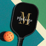 Aangepaste kleur voor moderne monogram-beheernaam pickleball paddle<br><div class="desc">Moderne, gepersonaliseerde aangepaste pickleball-peddel met een monogram en een naam die in een bewerkbare, handgeschreven scriptnaam in verwisselbare zwarte, gouden en witte kleuren voor de liefhebber of pickleball worden weergegeven. KLEUR VERANDERT: Verander de tekst of achtergrondkleuren of voeg een gestileerde grafiekachtergrond toe door op het EDIT lusje in de PERSONALIZE...</div>