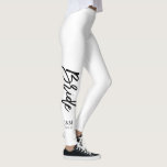 Aangepaste kleurendeclaratiescript "Bride" Leggings<br><div class="desc">Koel het gepersonaliseerde bridale partijontwerp ideaal voor bachelorette partijen, vrijgezellenfeesten, enz. Kies uw smokkelkleur door op "pas het aan" en dan op de kleine oogdruppelaar te klikken.</div>