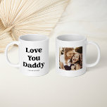 Aangepaste kleurtekst | Van je vader houden met fo Koffiemok<br><div class="desc">Deze eenvoudige en schattige zwart-witte mok zegt "Love You Dad" in moderne tekst die u aan om het even welke kleur kunt aanpassen (klik enkel om ontwerphulpmiddel uit te geven). Voeg je favoriete familiefoto toe en voeg je namen toe voor een perfecte Vaderdag gave waar je vader van zal houden!...</div>