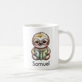 Aangepaste knuffelige luiaard die een boek leest koffiemok