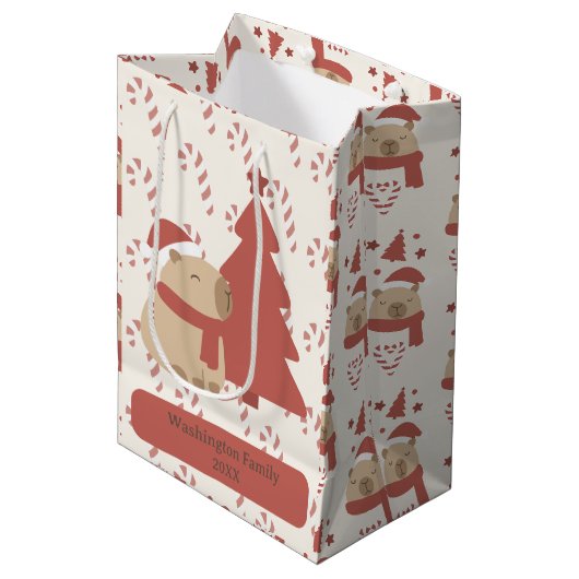 Aangepaste Knusse Capybara Kerstmis Medium Cadeauzakje (Voorkant Gekanteld)