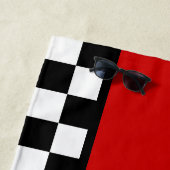 Aangepaste koele zwart wit geruite vlag op rood strandlaken (In situ)