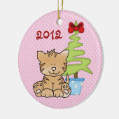 Aangepaste koffiekat en kerstboom op roze keramisch ornament (Links)