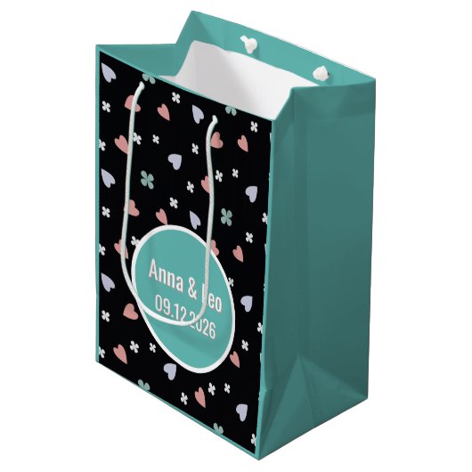 Aangepaste Koppelnamen Lucky Heart Datum Medium Cadeauzakje (Voorkant Gekanteld)