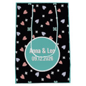 Aangepaste Koppelnamen Lucky Heart Datum Medium Cadeauzakje (Achterkant)