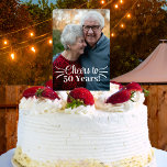 Aangepaste Koppels Foto Cheers 50e Jubileum Cake Topper<br><div class="desc">Deze eenvoudig aan te passen taart topper is de perfecte aanvulling op uw gouden bruiloft jubileum feest! Wat heb je meer nodig dan een mooie foto van het gelukkige paar bovenop een prachtige taart? Gebruik een oude foto van hun trouwdag of een actuele foto samen - hoe dan ook, dit...</div>