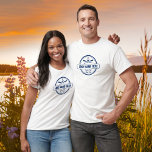 Aangepaste Lake House Cabin nautische anker & pedd T-shirt<br><div class="desc">Ga naar het meer met dit gepersonaliseerde meer t-shirt!! Een marineblauw retro logo-ontwerp heeft een nautisch anker en peddels en drie lijnen aangepaste tekst. Personaliseer met uw meer naam, stad, stad, familienaam, huisje naam, datum - wat je wilt! Perfect voor een dag op het water, familiereünie, huis-verwarmend cadeau of gewoon...</div>