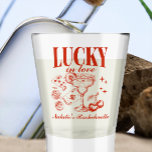 Aangepaste Las Vegas Bachelorette Party gepersonal Shot Glas<br><div class="desc">Verhoog je vrijgezellenfeest met ons Custom Las Vegas Bachelorette Party gepersonaliseerd Shot Glass. Perfect voor het toevoegen van een vleugje Vegas flair aan uw evenement, dit shot glas heeft speelse elementen zoals gokdobbelstenen, kersen en pokermotieven. Of je nu toast op de aanstaande bruid of ze als feestgunst geeft, deze bril...</div>