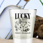 Aangepaste Las Vegas Bachelorette Party gepersonal Shot Glas<br><div class="desc">Voeg een gepersonaliseerde touch toe aan uw vrijgezellenfestiviteiten met onze Custom Las Vegas Bachelorette Party gepersonaliseerde Shot Glass. Dit stijlvolle borrelglas legt de essentie van een Las Vegas-viering vast met zijn levendige ontwerp met gokdobbelstenen, kersen en pokermotieven. Het is perfect voor het toasten naar de aanstaande bruid en maakt een...</div>