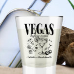Aangepaste Las Vegas Bachelorette Party gepersonal Shot Glas<br><div class="desc">Vier in stijl met onze Black Custom Las Vegas Bachelorette Party gepersonaliseerde Shot Glass. Ontworpen om de levendige geest van een Las Vegas vrijgezellenfeest te belichamen, dit strakke shot glas heeft elegante zwarte tinten en speelse motieven zoals gokdobbelstenen, kersen en pokerelementen. Perfect als feestinrichting en een functionele gunst, het voegt...</div>