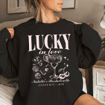 Aangepaste Las Vegas Bachelorette Party gepersonal Trui<br><div class="desc">Vier je Las Vegas vrijgezellenavontuur met ons "Lucky in Love" Custom Las Vegas vrijgezellenfeest gepersonaliseerde Crewneck sweatshirt. Dit stijlvolle sweatshirt is voorzien van een uniek voor- en achterprint design dat de geest van uw retro casino bach trip belichaamt. Versierd met speelse elementen zoals pokerdobbelstenen en drink motieven, zorgt het ervoor...</div>