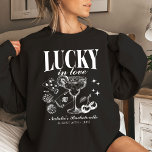 Aangepaste Las Vegas Bachelorette Party gepersonal Trui<br><div class="desc">Verhoog je Las Vegas vrijgezellenfeest ervaring met onze "Lucky in Love" Custom Las Vegas vrijgezellenfeest gepersonaliseerde sweatshirt. Dit sweatshirt is niet alleen maar kleding; het is een symbool van je vreugdevolle viering en kameraadschap. Met een retro casinostrand tripontwerp met ingewikkelde details zoals pokerdobbelstenen en drink-motieven, belichaamt het de essentie van...</div>