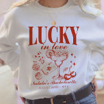 Aangepaste Las Vegas Bachelorette Party gepersonal Trui<br><div class="desc">Omarm de opwinding van uw Las Vegas vrijgezellenfeest met onze "Lucky in Love" Custom Las Vegas vrijgezellenfeest gepersonaliseerde sweatshirt. Dit stijlvolle en gezellige sweatshirt is de perfecte keuze om je speciale weekend te herdenken. Met een retro casinostrand trip design dat naadloos elementen zoals pokerdobbelstenen en een drink-thema motief integreert, vangt...</div>