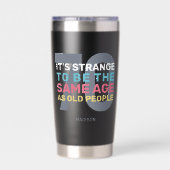 Aangepaste leeftijd en naam Grappig Senior Verjaar Geïsoleerde Drinkbeker (Achterkant)
