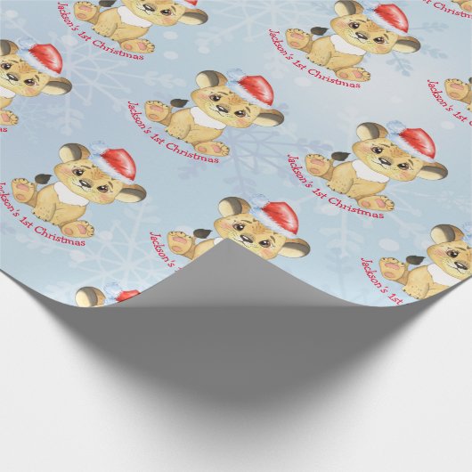 Aangepaste leeuw, eerste Kerstmis, Baby Blue  Cadeaupapier (Hoek)