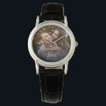 Aangepaste legant-kalligrafie-paar-bruiloft foto horloge<br><div class="desc">Elegant trouwbelang voor Passen getrouwd,  Valentijnsdag,  verloving,  dat je favoriete koppel laat zien met moderne scriptkalligrafie die LOVE over je aangepaste tekst leest,  zoals namen en/of datum of een persoonlijk bericht over een donkere gradiënt om de typografie uit te drukken.</div>